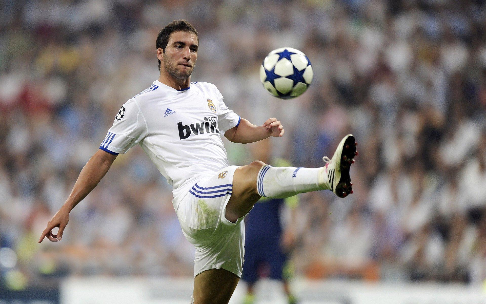 马竞新翼展锋芒，巴埃纳精妙兜射破门，斩获床单军团生涯首球